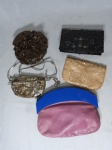 Cinco bolsas femininas de couro, sendo 2 ditas strass, 1 com paetês, 1 com contas brilhosas e 1 de courino com material plástico. Maior 20 x 26 cm, menor 10 x 16 cm.