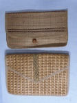 Duas bolsas femininas de colo confeccionadas em palha trançada. 22 x 32 cm e 19 x 32 cm.