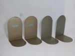 Quatro arrumadores de prateleira em metal manufaturados FABRICO UNIÃO. 17 x 11 cm.