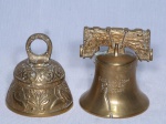 Duas sinetas em bronze indiano, uma decorada com animais e folhagens e uma com os inscritos "Bells of Sarna". 9 x 7 cm.