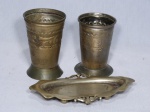 Três antigas peças em metal prateado, sendo 2 copos ao gosto árabe e 1 covilhete. Altura dos copos 10 e 11 cm, covilhete 18 x 9 cm.