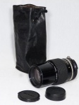 Lente analógica para câmeras NIKON, 200mm, F=1:4. Apresenta algumas manchas de mofo. 15 x 6 cm.