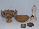 Cinco peças em barro cozido representando arte indígena, sendo 1 centro de mesa, 1 cinzeiro artesanal, 1 bowl e 2 talhas representando orelha e nariz. Maior 17 x 23 cm, menor 11 x 7 cm.