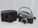 Antiga câmera fotográfica YASHICA modelo Minister-D, série T-731671. Acompanha lente 45 mm, F=1:2.8. 14 x 8 x 9 cm.