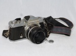 Antiga câmera fotográfica NIKON modelo Nikkormat série FT4669887, acompanha lente 50mm, F=1:2. No estado. 10 x 15 x 11 cm.