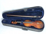 Violino EAGLE modelo VK 441 acompanha arco e acondicionado em capa com interior em veludo. Necessita revisão e troca das cordas. Violino medindo 58 x 19 x 5 cm. Capa 78 x 25 x 13 cm.