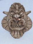 Máscara decorativa tribal em barro cozido, veros assinado CACHOBA. 34 x 30 cm.
