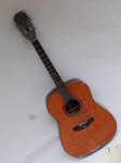 Antigo violão GIANNINI, apresenta desgastes do tempo e pequenas lascas na madeira. 107 x 40 x 13 cm.