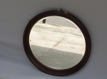 Espelho redondo em moldura de madeira nobre, década de 70. Diam. 58cm.