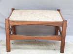 Mesa para canto de sofá com tampo de mármore, década de 70, pés retos conectados por traves de madeira. Madeira com desgastes do tempo.. Med. 40 x 50 x 66cm.