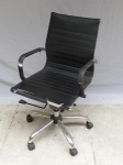 Cadeira de escritório, 5 pés cromados com rodízios, assento e encosto forrados em couro sintético. Sistema para subir e descer e sistema de reclinação. Desgastes no couro sintético. Alt 95cm.