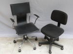 Duas cadeiras giratórias com rodízios para escritório. a) TOK & STOK, 5 pés cromados, assento, encosto  e braços em grosso couro sintético. Dispositivo de regulagem de altura. Alt 88cm. b) 5 pés plásticos, assento e encosto revestidos em tecido.