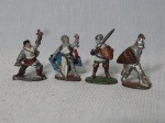 Quatro miniaturas de bonecos de chumbo representando guerreiros medievais. Alt. do maior 3cm.