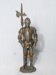 Miniatura em chumbo representando cavaleiro medieval com lança. Alt. com a lança 14cm.