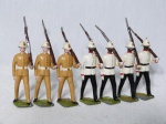 Sete soldados de chumbo policromado em posição de apresentação de armas. Alguns com desgastes na pintura. Alt. do maior 7cm.