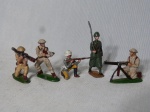Cinco miniaturas de bonecos de chumbo policromados representando soldados. Apresentam desgastes na pintura. Alt. do maior 7cm.