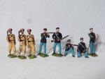 Oito miniaturas de bonecos de chumbo policromados representando soldados. Apresentam desgastes na pintura. Alt. do maior 5cm.