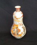 Saik-Kutani  vaso em porcelana japonesa do século XIX  classificada como "Aka-e" com predominante  coloração vermelha assinado no fundo medindo 23 cm de altura por 11 cm de diametro, possui antigo restauro na boca e decorado com dignitários e gueixas.
