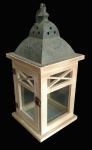 Belíssima lanterna decorativa em madeira com parte superior em metal e laterais em vidro. Medida 32 cm de altura.