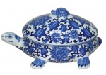 Grande e maravilhosa sopeira oriental em forma de tartaruga com rica policromia. Medida 37x25cm. VEJA FOTO EXTRA.