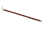 Bengala em madeira nobre toda torneada e trabalhada, ostentando castão em metal prateado polido e finalizando com ponteira em bronze com proteção de borracha.