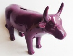 Cofre de porcelana em forma de touro em bela cor roxa.