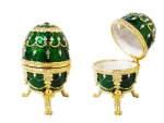 Lote com 1 (um) porta joias bibelô ao melhor estilo Fabergé, confeccionada em metal dourado todo trabalhado com esmaltados e cravejada de pedras lapidadas. Medida 7cm.