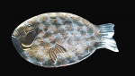 Grande peixe de material sintético com riqueza de criatividade e acabamentos. Medida 21x34cm.