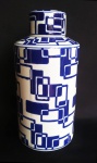 Grande porcelana em padrão geométrico nas cores azul e branco. Medida 31 cm de altura.