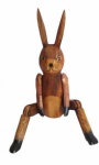 Grande coelho articulado em madeira com esmero de acabamentos e criação. Medida 26 cm de altura.
