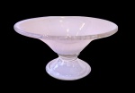 Centro de mesa de vidro com decoração branco leitosa, medindo, 11,5 cm altura e 25 cm diâmetro.