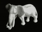 Elefante de porcelana branca ricamente trabalhada. Medida 16 cm de comprimento.