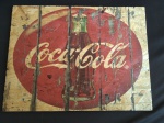 Placa da Coca-Cola retro pintada sobre similar de madeira. Medida 25x33cm.