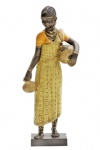 Escultura de figura africana confeccionada em material sintético. Medida 30 cm de altura.