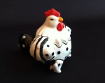 Pequeno enfeite de porcelana representando galinha. Medida 8x8cm.