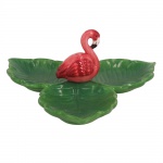 Pequena petisqueira de porcelana com formato de folhas contendo Flamingo ao topo.