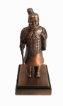 Peça de coleção: Apontador de lápis em bronze com imagem de guerreiro oriental.