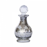 Belíssimo perfumeiro em vidro com exuberante tampa lapidada e efeitos espelhado envelhecidos. Medida 12cm de altura.