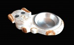 Comedor para animal em bloco de madeira ricamente entalhado e policromado e com vasilha em alumínio. Medida 32x22cm.