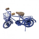 Bicicleta decorativa em metal com ricos acabamentos e detalhes como banco e punho do guidom em madeira. Medida 17x27cm.