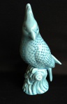 Pássaro de porcelana com rico trabalho e espetacular tom azul. Medida 22 cm de altura.
