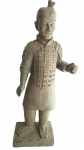 Grande escultura de guerreiro chinês com riqueza de acabamento, confeccionada em material sintético. Medida 48 cm de altura.