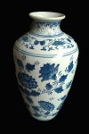 Grande vaso em porcelana azul e branca oriental. Medida 30 cm de altura.