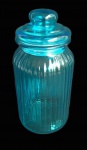 Pote de vidro raiado em rico tom azul e fechamento com tampa de fechamento hermético.