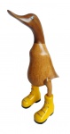 Pato de botas decorativo em bloco de madeira com riqueza de acabamentos. Medida 33cm de altura.