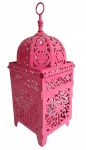Grande lanterna indiana para vela com ricos vazados no tom pink. Medida 15x15cm e 38 cm de altura.