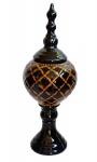 Objeto decorativo na forma de pinha com tampa em porcelana com relevos e rica policromia. MEDIDA 47 cm de altura.