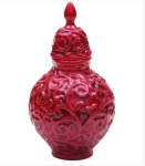 Grande e belo vaso potiche de porcelana oriental com relevos e ricos contornos. Medida 36 cm de altura.