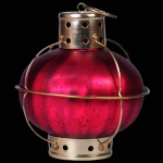 Grande lanterna decorativa em metal e vidro violeta e com rico design retro. Medida 18x25cm.