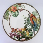 Prato em porcelana decorado com arara, borboleta e flores. Med. 29 cm.